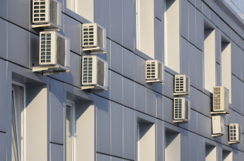 Czy wymagana jest zgoda na instalację klimatyzacji na zewnętrznej ścianie budynku?